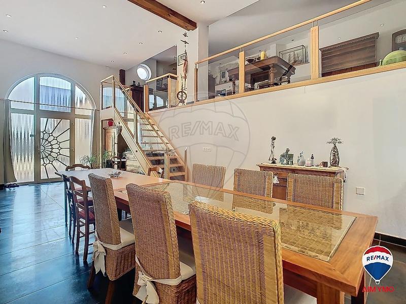 Propriété - 222 m² - 6 pièces