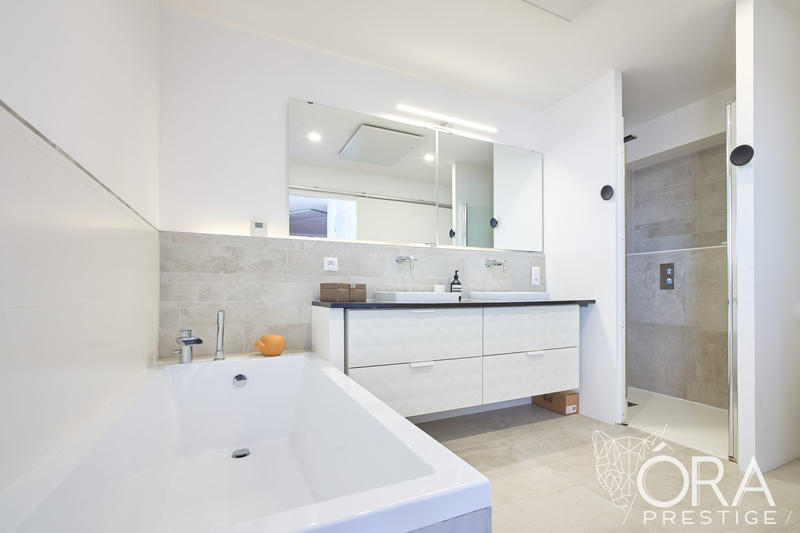 Maison contemporaine - 208 m² - 8 pièces