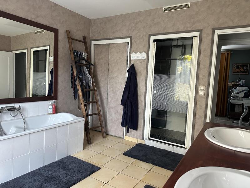 Maison - 248 m² - 11 pièces