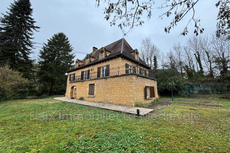 Maison - 200 m² - 9 pièces