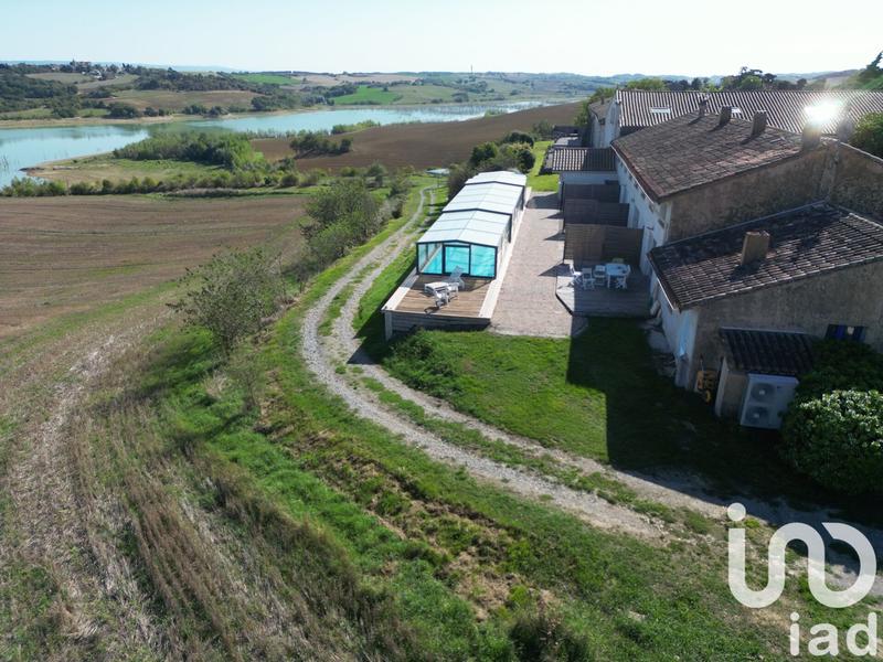 Maison - 1 828 m² - 50 pièces