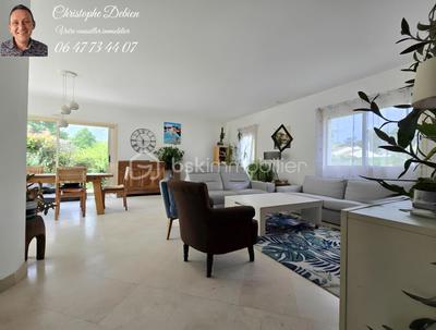 Maison traditionnelle - 207 m² - 7 pièces