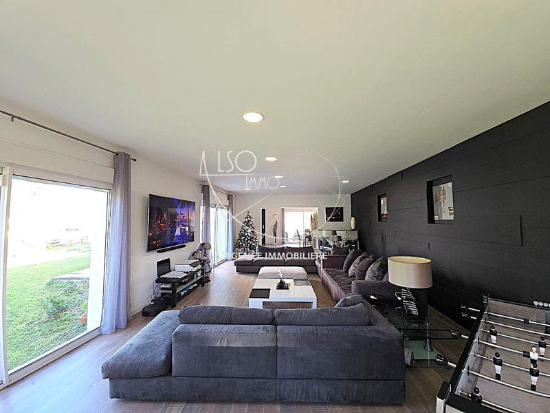 Maison - 244 m² - 7 pièces