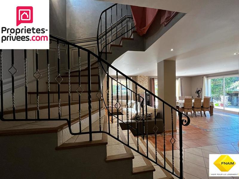 Maison - 230 m² - 10 pièces