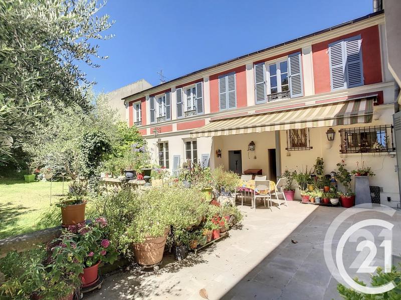 Maison - 235 m² - 10 pièces