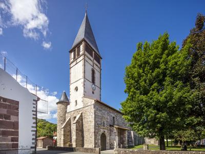Visite du centre d'interprétation Mehaka sur la Basse Navarre et du village de Baigorri en français.