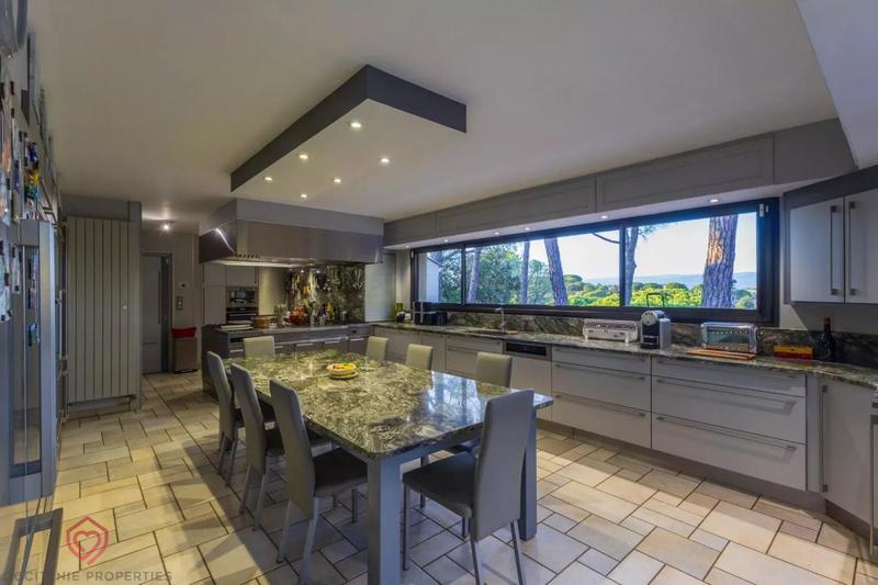 Propriété - 318 m² - 7 pièces