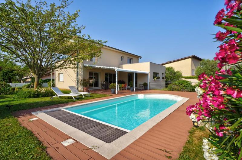 Maison - 240 m² - 8 pièces