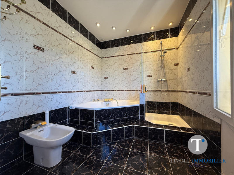 Maison - 237 m² - 8 pièces