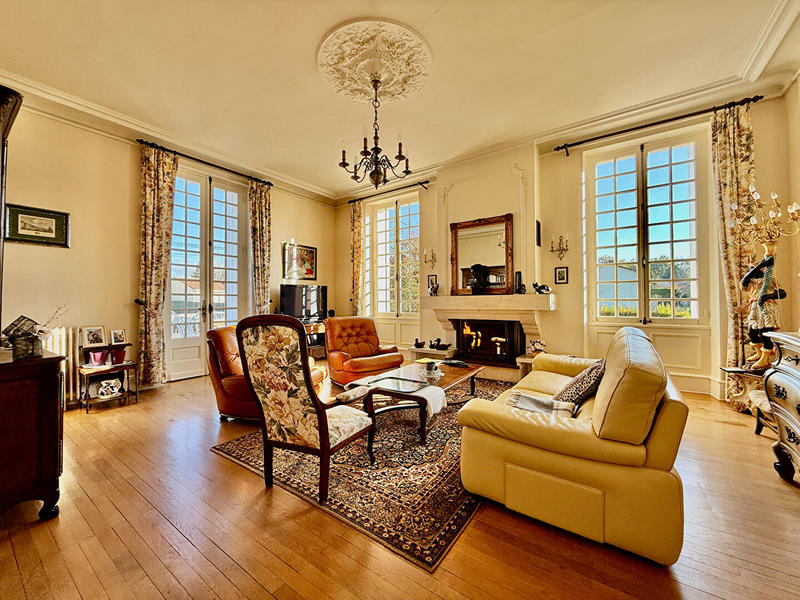 Maison - 360 m² - 10 pièces