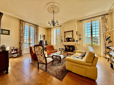 Maison - 360 m² - 10 pièces