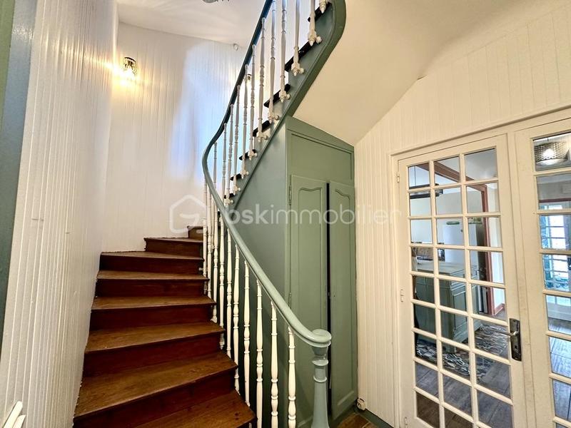 Demeure - 257 m² - 9 pièces