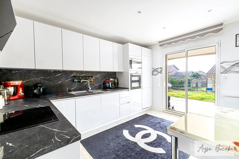 Maison - 200 m² - 10 pièces