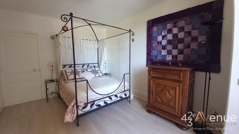 Propriété - 241 m² - 10 pièces