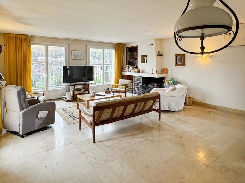 Maison - 240 m² - 10 pièces