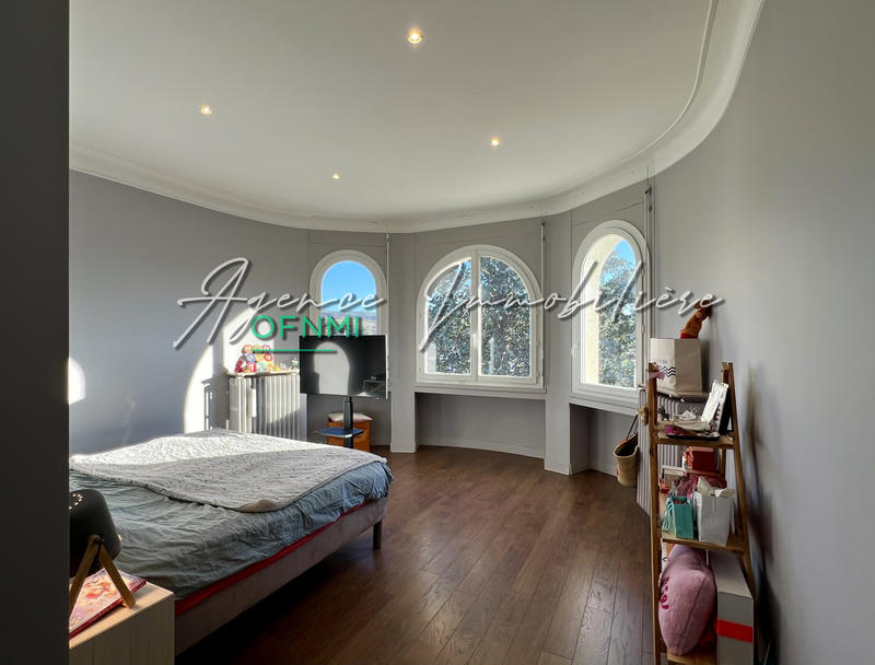 Maison - 275 m² - 8 pièces