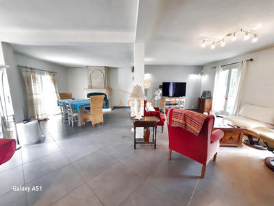 Propriété - 245 m² - 8 pièces