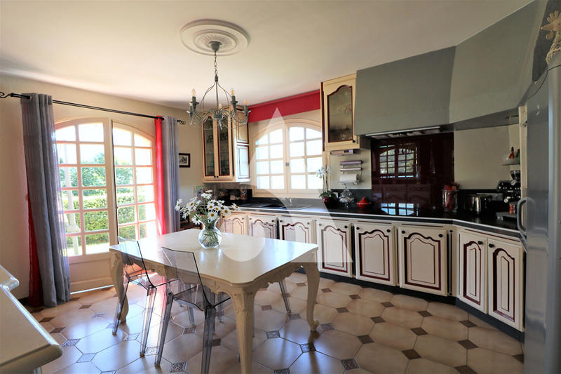 Maison - 168 m² - 9 pièces