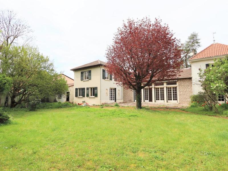 Maison - 247 m² - 7 pièces