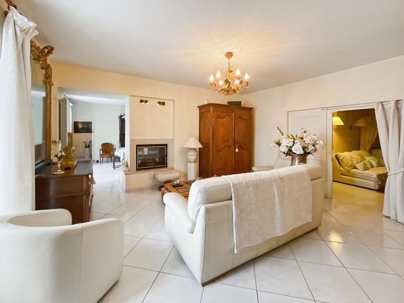 Maison - 250 m² - 8 pièces