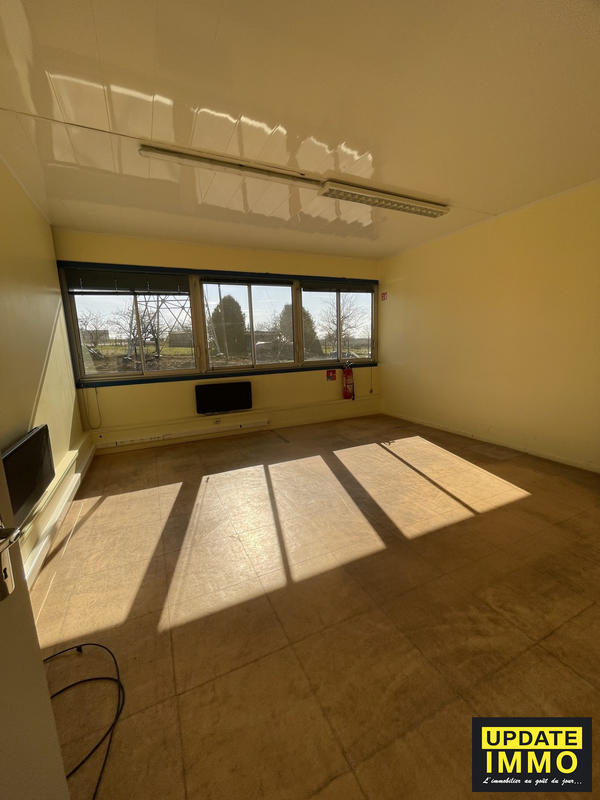 Entrepôt - 4 679 m²