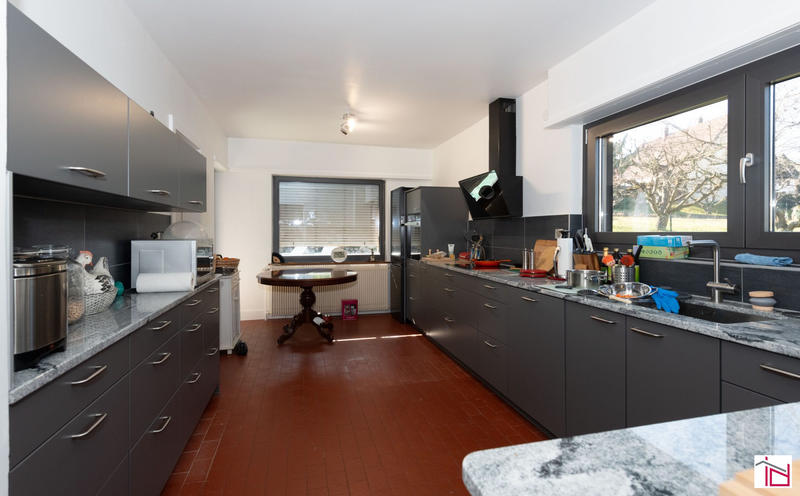 Maison - 222 m² - 6 pièces