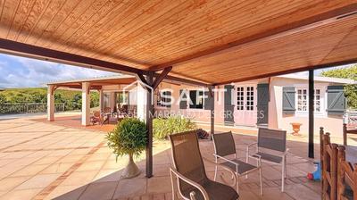 Maison - 221 m² - 7 pièces