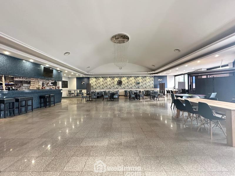 Local commercial - 372 m² - 8 pièces