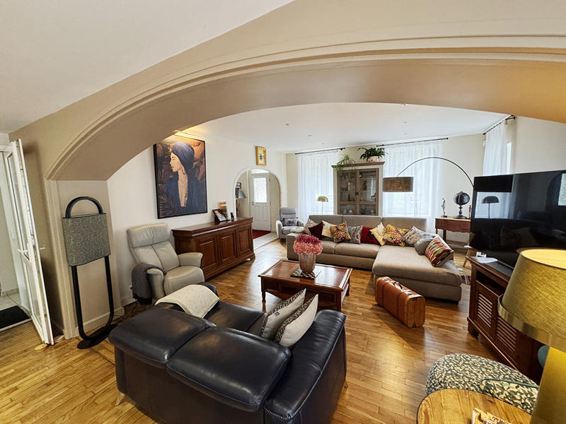 Maison - 245 m² - 9 pièces