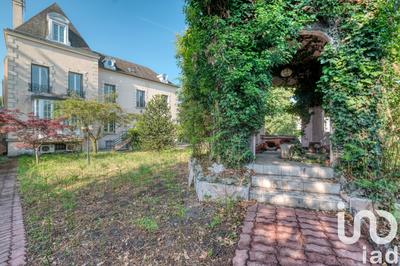 Maison - 240 m² - 8 pièces