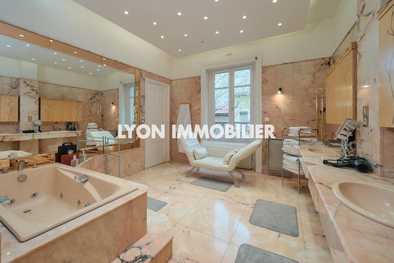 Propriété - 541 m² - 12 pièces