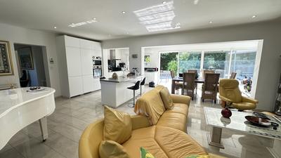 Maison - 220 m² - 10 pièces