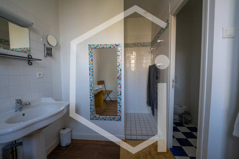 Maison - 240 m² - 9 pièces