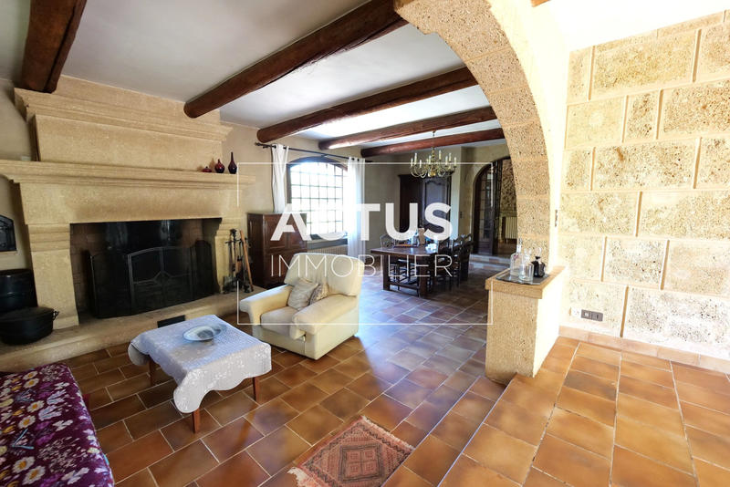 Maison - 237 m² - 8 pièces