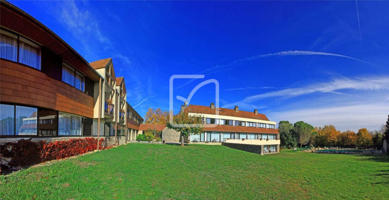 Propriété - 3 900 m² - 96 pièces