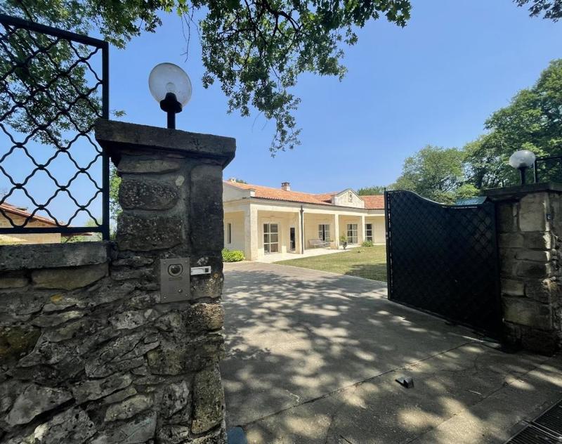 Maison en pierre - 247 m² - 8 pièces