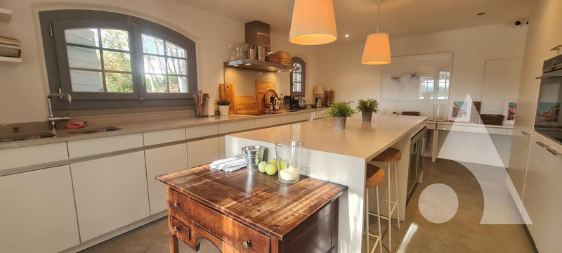 Villa - 221 m² - 6 pièces