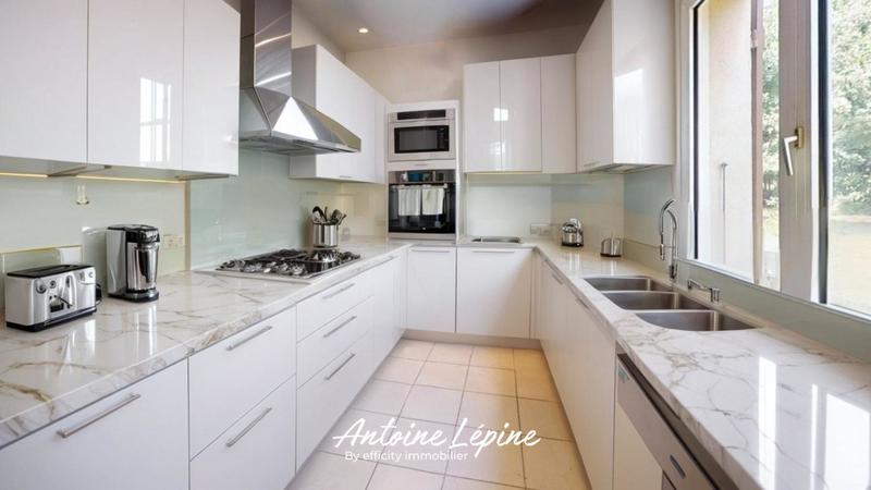 Maison - 182 m² - 9 pièces