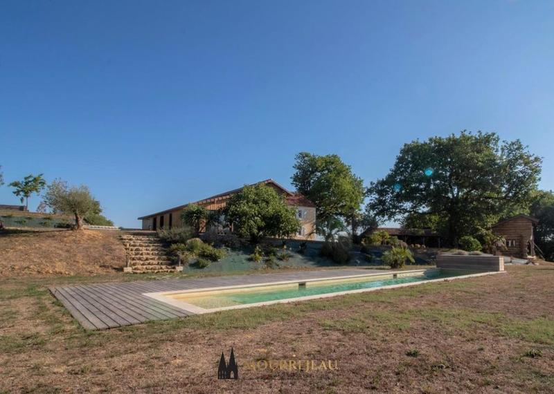 Propriété - 260 m² - 11 pièces