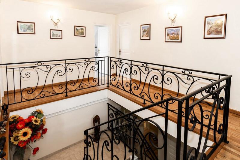 Maison - 230 m² - 8 pièces