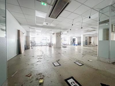Magasins - 635 m²