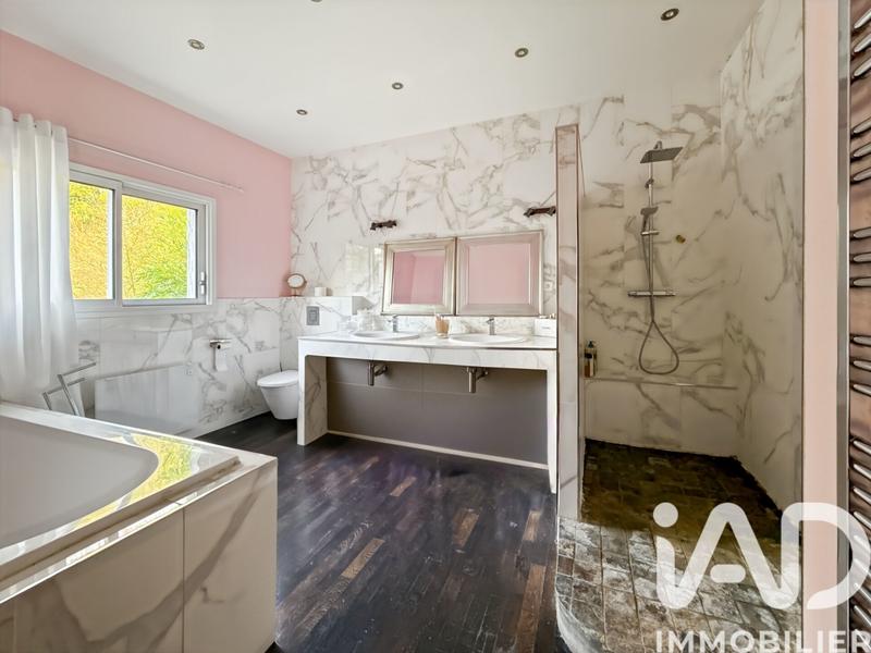 Maison - 280 m² - 8 pièces