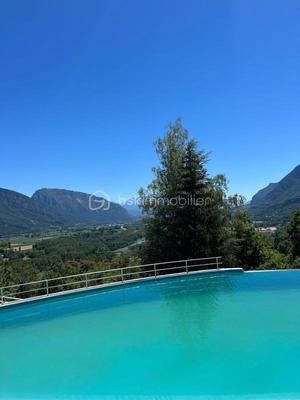 Maison - 335 m² - 8 pièces