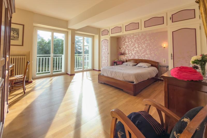 Maison - 600 m² - 15 pièces