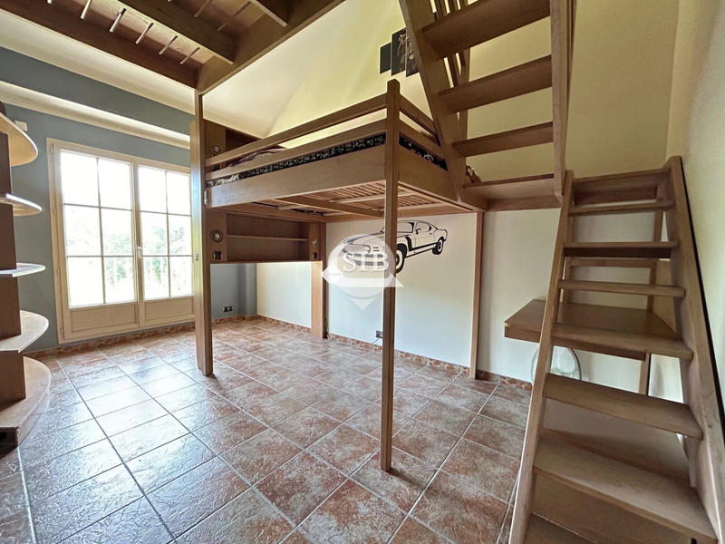 Maison - 238 m² - 9 pièces