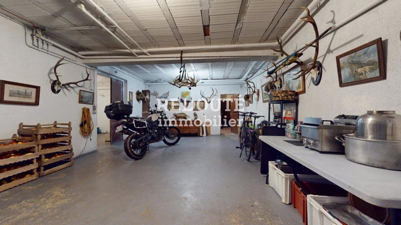 Propriété - 239 m² - 8 pièces