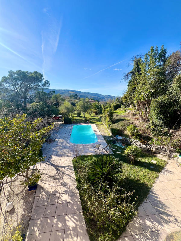 Villa - 300 m² - 8 pièces