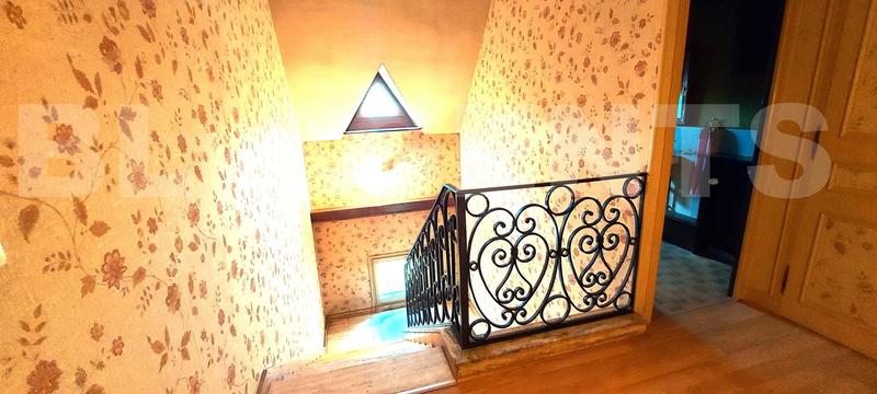 Maison - 233 m² - 9 pièces