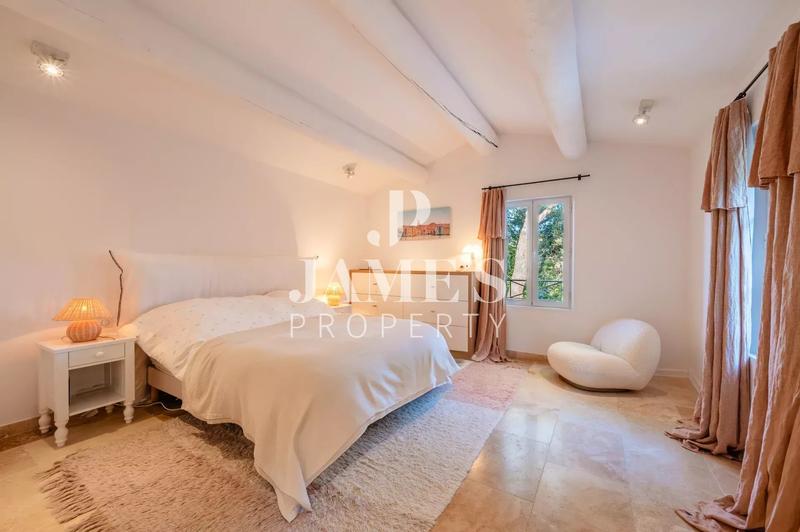 Maison - 258 m² - 9 pièces