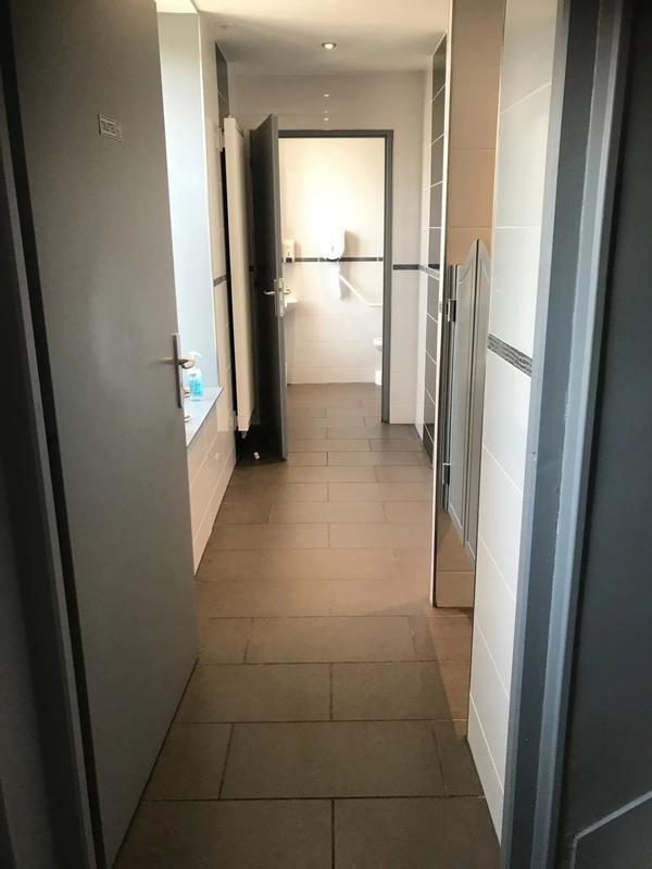 Magasins - 145 m² - 7 pièces